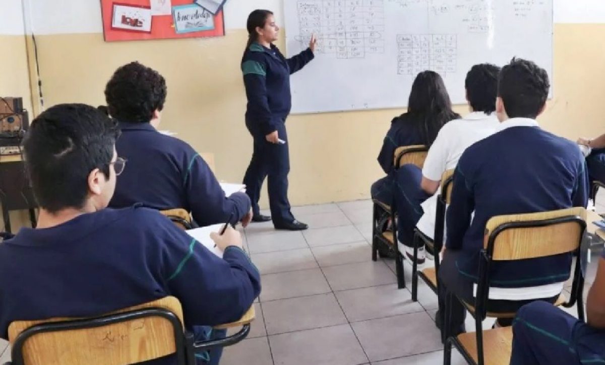 El Ministerio de Educación anunció la suspensión de clases presenciales en varios distritos educativos de la costa.