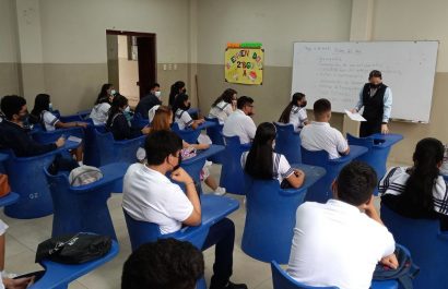 El Ministerio de Educación ha trasladado a 25 docentes de la Zona 8 tras recibir amenazas. (API).