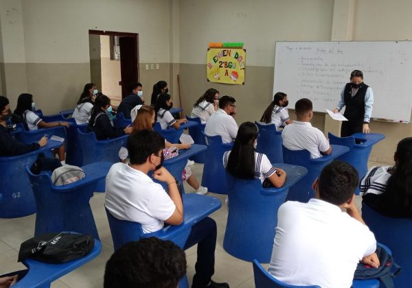 El Ministerio de Educación ha trasladado a 25 docentes de la Zona 8 tras recibir amenazas. (API).