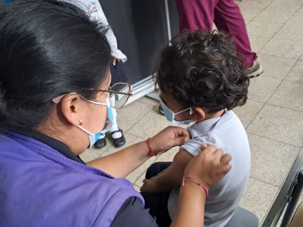 El Ministerio de Salud ha vacunado a más de 5 mil niños contra la tosferina en Manabí y Santo Domingo de los Tsáchilas. (MSP).