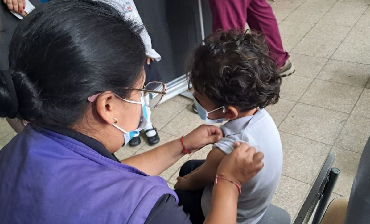 El Ministerio de Salud ha vacunado a más de 5 mil niños contra la tosferina en Manabí y Santo Domingo de los Tsáchilas. (MSP).