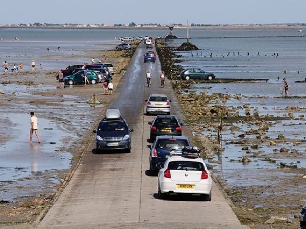 El Passage du Gois (Pasaje de Gois) es una carretera de 4.2 kilómetros que une la isla de Noirmoutier con el continente en la bahía de Bourgneuf, Francia.
