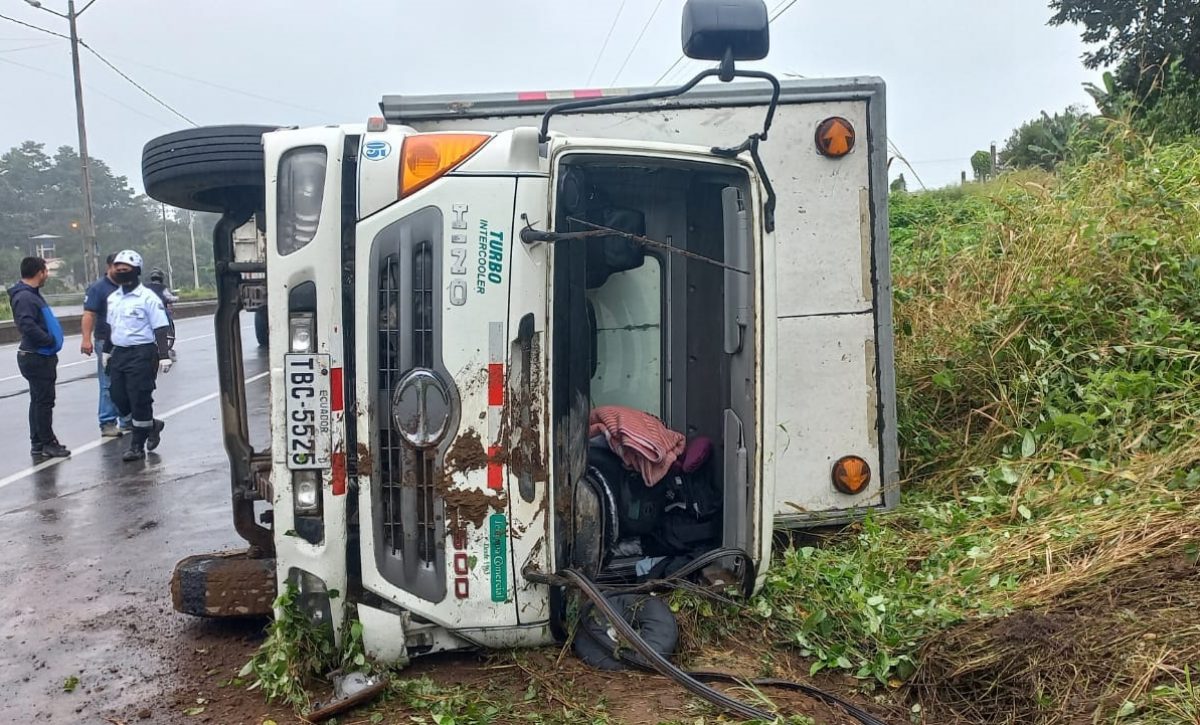 El camión que conducía Celio Pocaiza quedó volcado a un costado de la carretera.