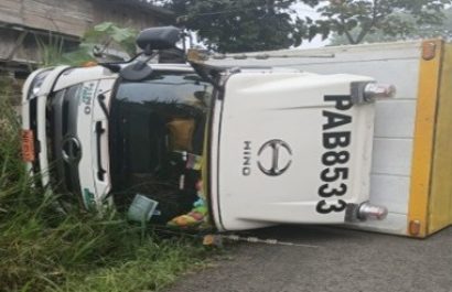 El camión resultó volcado en una vía de tercer orden en Pichincha.