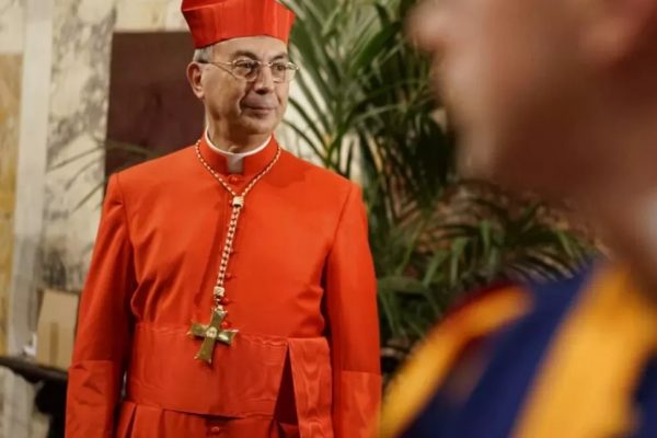 El cardenal Dominique Mamberti, un experimentado diplomático vaticano de 73 años, será quien anuncie al mundo el nombre del nuevo papa.