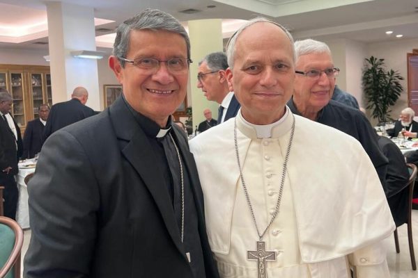 El cardenal Luis Cabrera celebra la elección del papa León XIV y destaca su humildad