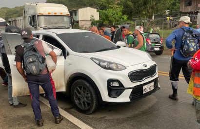 El carro en el que viajaba el secretaio de la Fiscalía quedó con varios orificios de proyectiles.