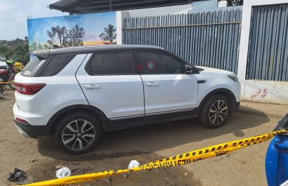 El carro estaba estacionado fuera de una institución educativa. Junto a él dejaron un panfleto.