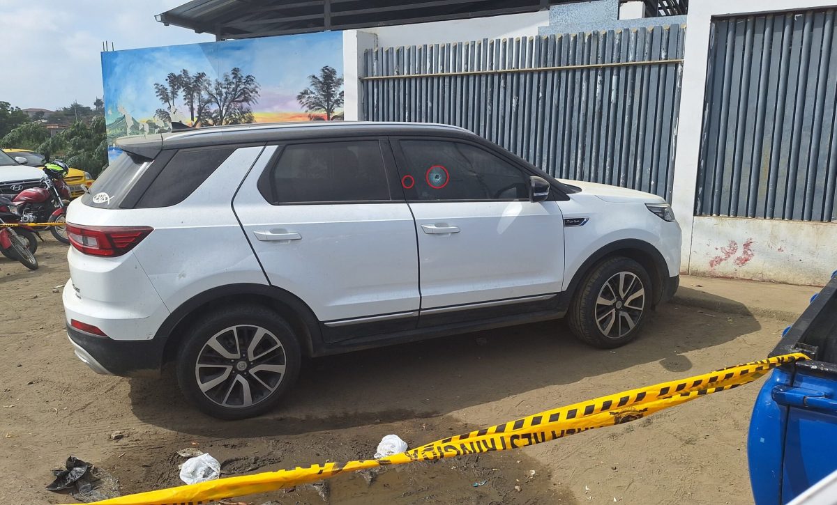 El carro estaba estacionado fuera de una institución educativa. Junto a él dejaron un panfleto.