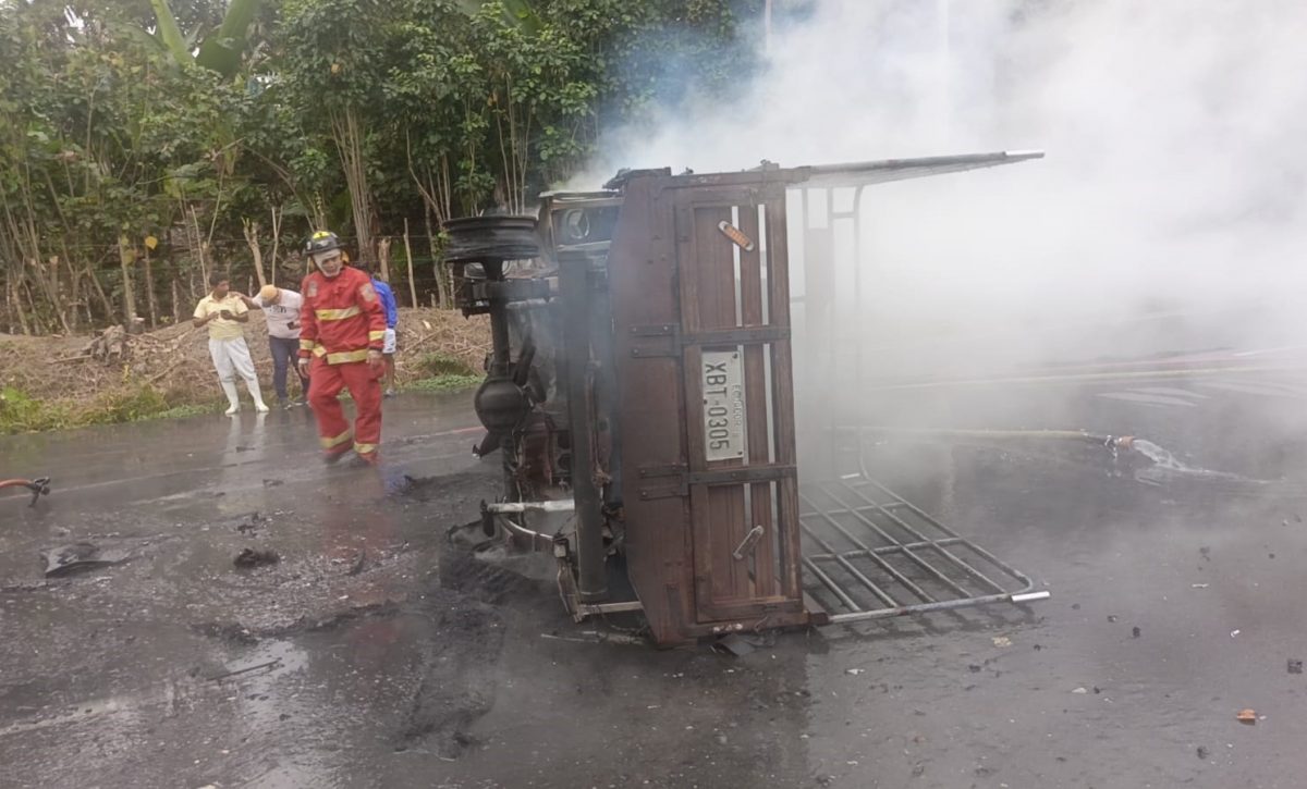 El carro que se incineró después de volcarse y que ocasionó que tres comerciantes resultaran quemados.