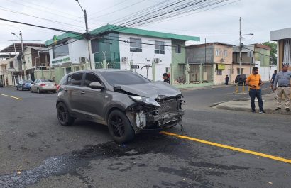 El carro resultó con cuantiosos daños en la parte frontal producto del impacto con la moto.