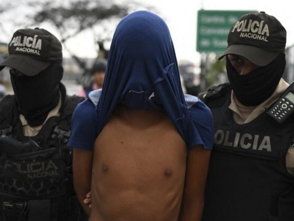 El chofer de un bus se vistió de 'héroe criollo' al salvar a una menor de un posible abuso sexual, en Morona, en el Oriente ecuatoriano.