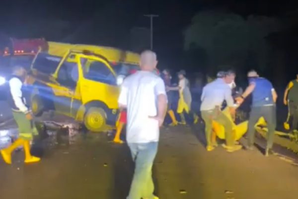 El choque frontal entre una furgoneta y una camioneta doble cabina dejó un saldo de cinco personas fallecidas y una herida.