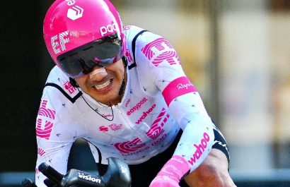 El ciclista ecuatoriano Richard Carapaz descendió de la cuarta a la novena posición en la clasificación general del Giro de Italia 2025.