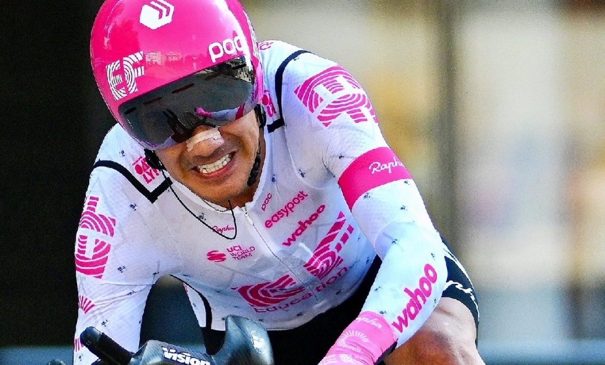 El ciclista ecuatoriano Richard Carapaz descendió de la cuarta a la novena posición en la clasificación general del Giro de Italia 2025.