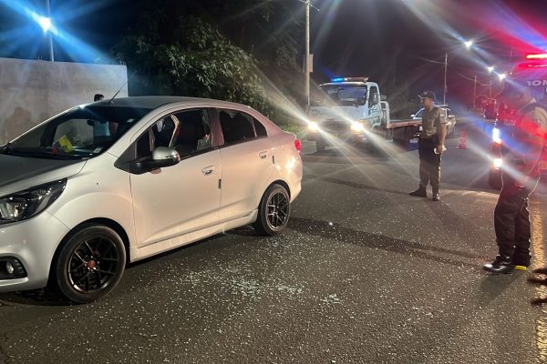 El conductor de un auto color gris resultó gravemente herido tras un ataque a balazos la noche de este martes 27 de mayo.