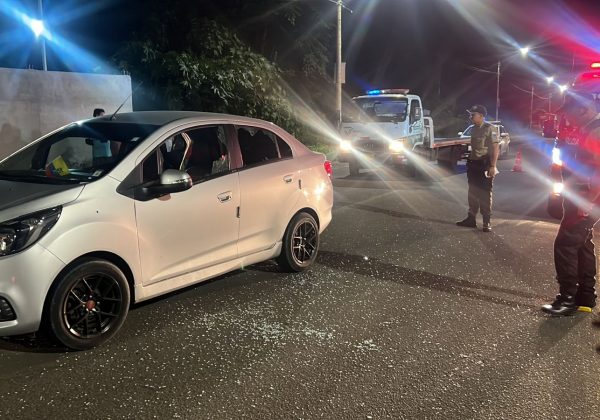 El conductor de un auto color gris resultó gravemente herido tras un ataque a balazos la noche de este martes 27 de mayo.