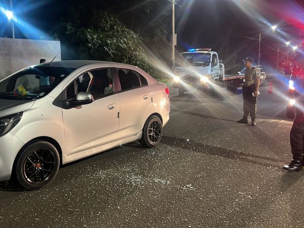 El conductor de un auto color gris resultó gravemente herido tras un ataque a balazos la noche de este martes 27 de mayo.