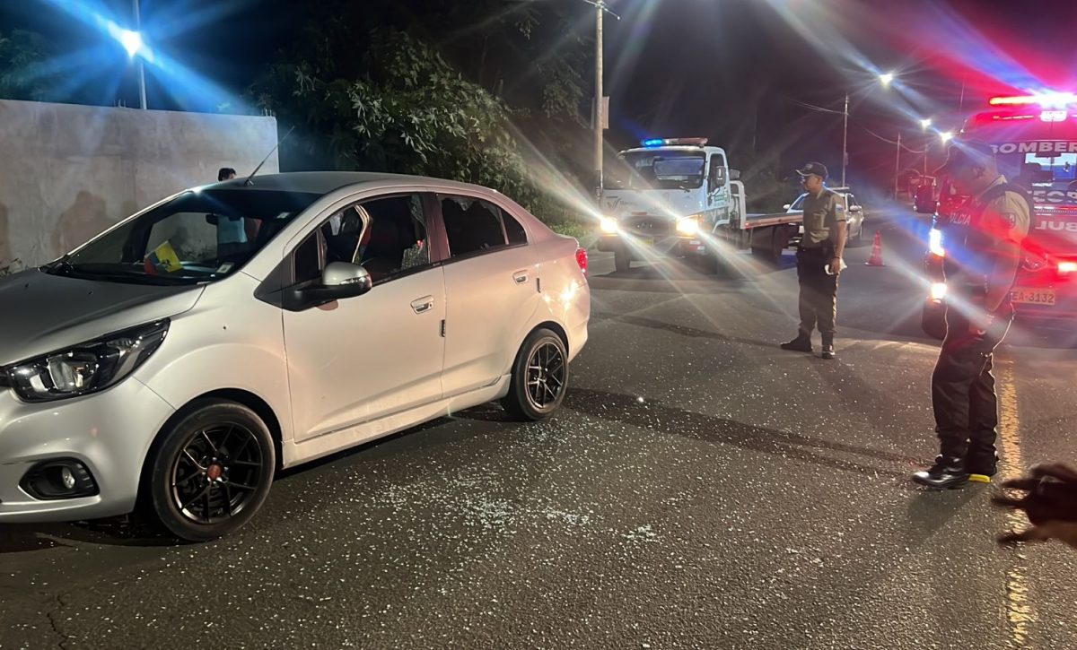 El conductor de un auto color gris resultó gravemente herido tras un ataque a balazos la noche de este martes 27 de mayo.