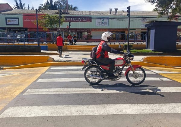 El corredor peatonal de la 6 de Diciembre alcanza el 50 % de avance