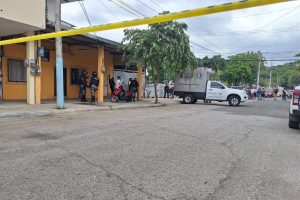 El cuerpo de Carla Arauz., la mujer asesinada a tiros, fue llevado al centro forense de Manta para la autopsia de rigor.