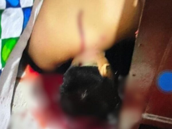 El cuerpo de David Delgado quedó a un costado de la cama en la que estaba descansando.