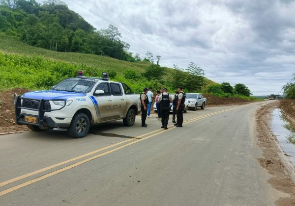 El cuerpo de un hombre sin identificar fue hallado a un costado de la carretera