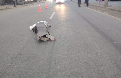 El cuerpo del adulto mayor quedó tirado en medía vía luego de ser arrollado por una carro (fantasma).