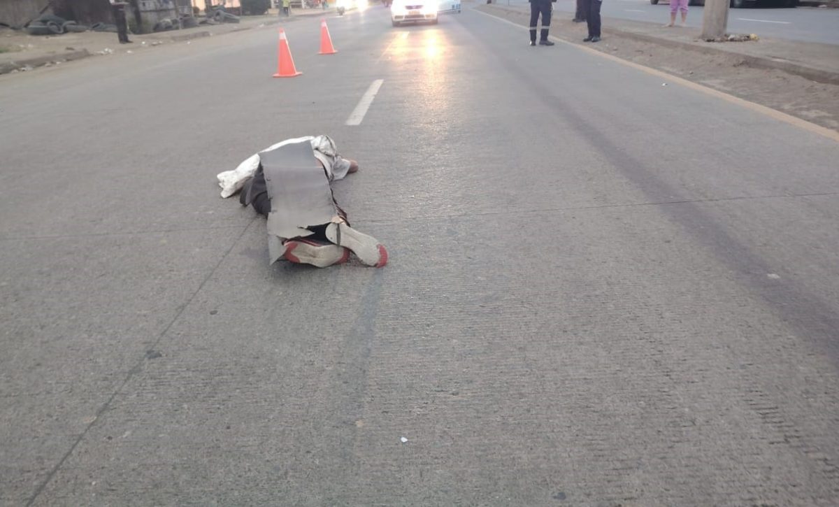 El cuerpo del adulto mayor quedó tirado en medía vía luego de ser arrollado por una carro (fantasma).