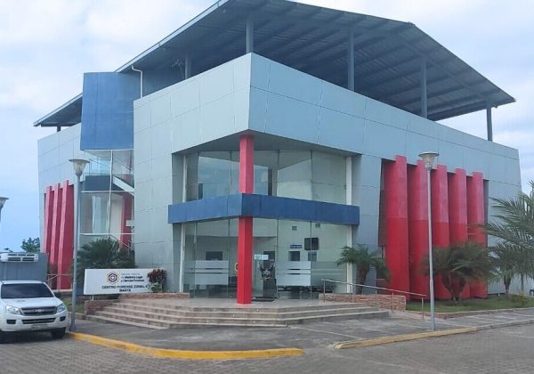 El cuerpo del menor arribó a Chone desde Esmeraldas por cuenta de sus familiares, quienes después pidieron su traslado al centro forense de Manta.