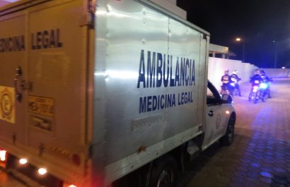 El cuerpo del policía asesinado de varios disparos fue llevado al centro forense para la autopsia.