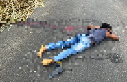 El cuerpo quedó tendido en la vía hasta que se realizó su traslado al centro forense de Santo Domingo.