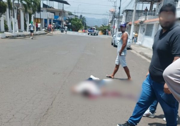 El cuerpo sin vida del estudiante quedó en los exteriores de la unidad educativa donde estudiaba.