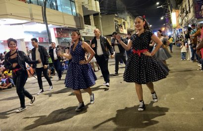 El desfile se detuvo en varias ocasiones debido al entusiasmo de los asistentes, quienes salían a tomarse fotos o selfies con los participantes.