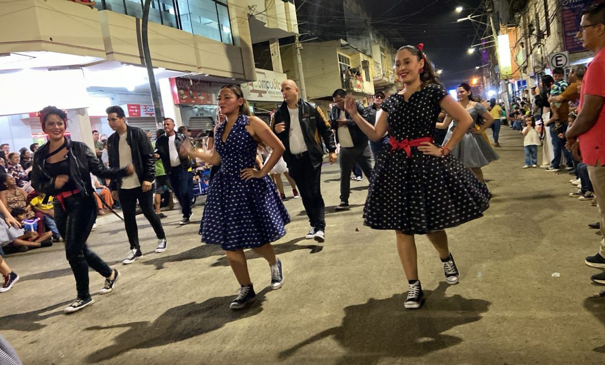 El desfile se detuvo en varias ocasiones debido al entusiasmo de los asistentes, quienes salían a tomarse fotos o selfies con los participantes.