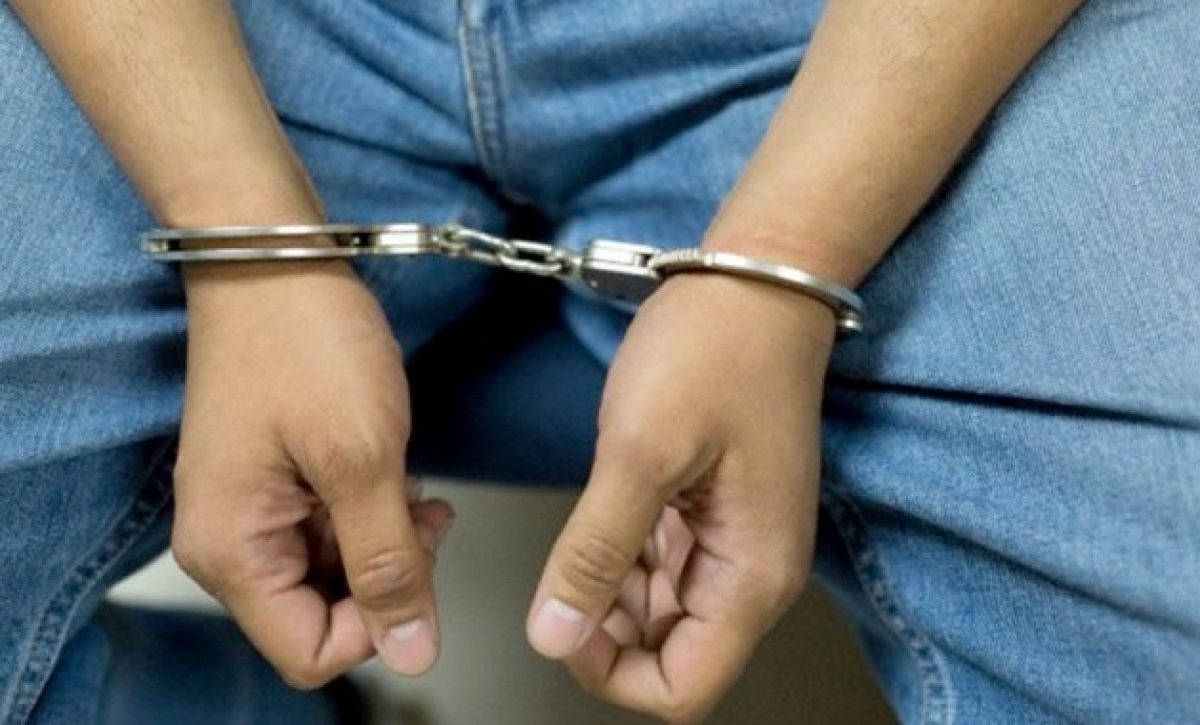 El detenido enfrenta cargos por violar a su vecina menor de edad.