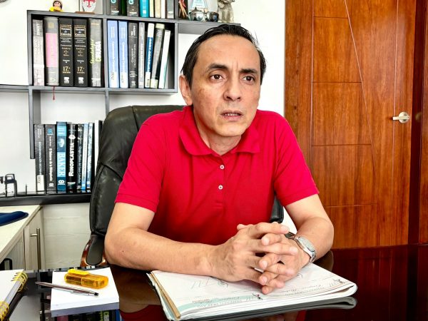 El doctor Francisco Moncayo, cirujano plástico certificado, promueve una cultura de responsabilidad médica en Santo Domingo.