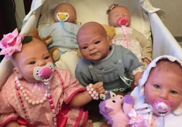 El fenómeno de los bebés hiperrealistas divide opiniones en Brasil.