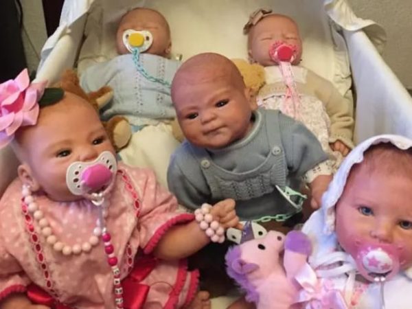 El fenómeno de los bebés hiperrealistas divide opiniones en Brasil.