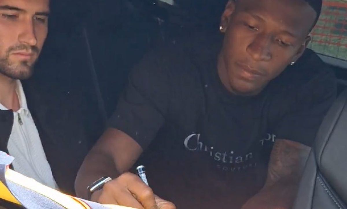 El futbolista ecuatoriano Pervis Estupiñán arribó a Italia este miércoles para someterse a exámenes médicos y unirse a la gira de pretemporada del AC Milan.