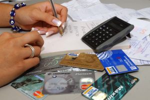 El incumpliento de una deuda bancaria afecta negativamente al historial crediticio.