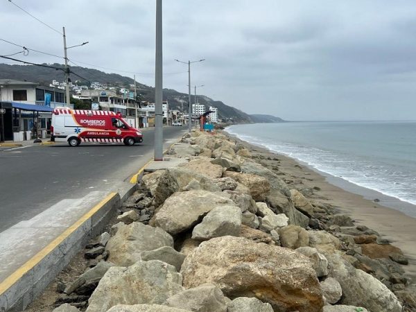 El malecón de la parroquia Crucita, en el cantón Portoviejo, se cerró  al tránsito vehicular desde las primeras horas de este miércoles