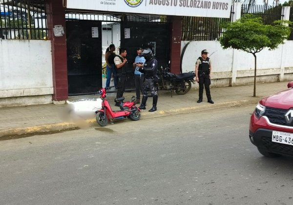 El menor quedó sin vida en los exteriores de una unidad educativa de Chone.