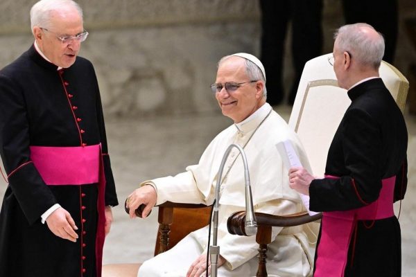 El papa León XIV pidió este lunes la liberación inmediata de todos los periodistas detenidos en el mundo por buscar la verdad.