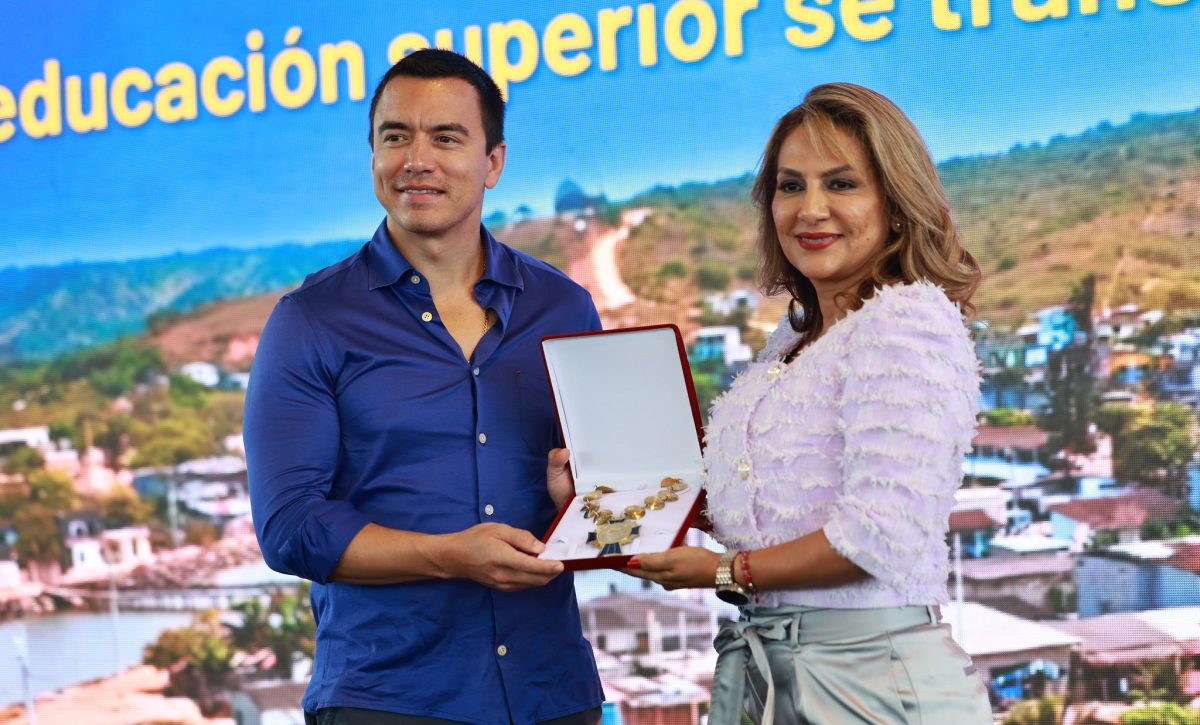 El presidente Daniel Noboa fue reconocido por su compromiso con la educación superior y la entrega de más de 409.000 becas en Ecuador