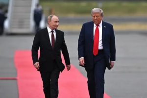 El presidente de Estados Unidos, Donald Trump, recibe a su homólogo de Rusia, Vladimir Putin. FOTO: Europa Press.