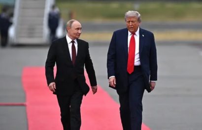 El presidente de Estados Unidos, Donald Trump, recibe a su homólogo de Rusia, Vladimir Putin. FOTO: Europa Press.