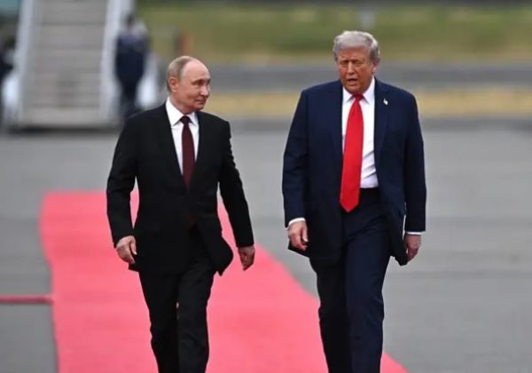 El presidente de Estados Unidos, Donald Trump, recibe a su homólogo de Rusia, Vladimir Putin. FOTO: Europa Press.