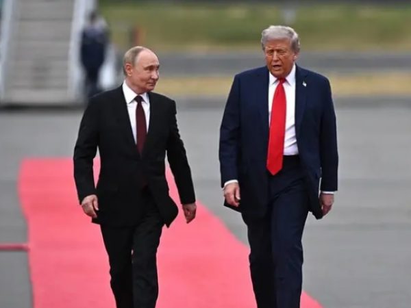 El presidente de Estados Unidos, Donald Trump, recibe a su homólogo de Rusia, Vladimir Putin. FOTO: Europa Press.