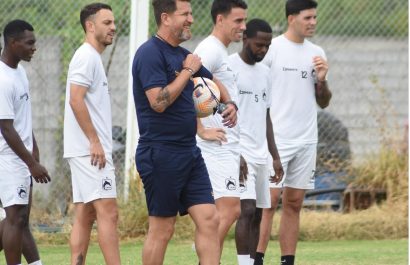 El técnico Patricio Urrutia en un entrenamiento con la plantilla de Delfín SC.